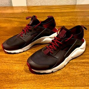 NIKE Air Huarache size 10